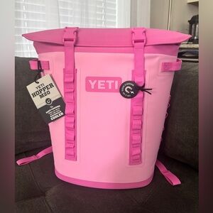 YETI Hopper M20 Cooler in Power Pink